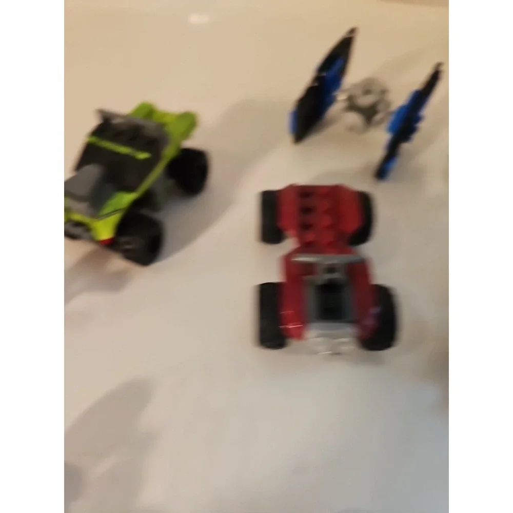 LEGO Racers 8192 Lime Racer Red Racer Motorcycles 2 Mini Figures Look At Picture